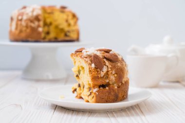 badem ile kuru üzüm Ekmek pasta