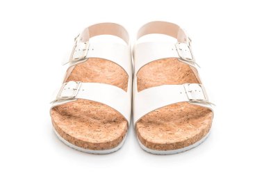 Beyaz arka plan üzerinde unisex deri sandalet