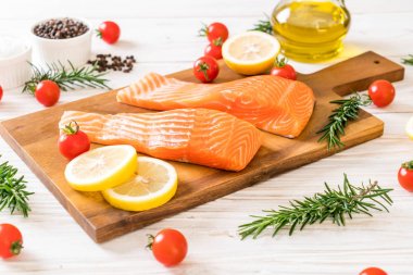 Limon domates Biberiye Biber ve tuz ile Çiğ somon fileto 