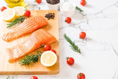 Limon domates Biberiye Biber ve tuz ile Çiğ somon fileto 