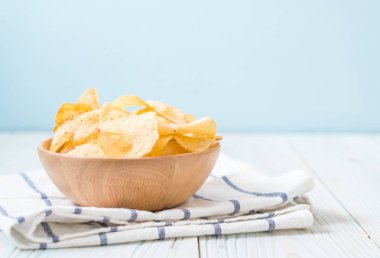 patates cipsi plaka üzerinde