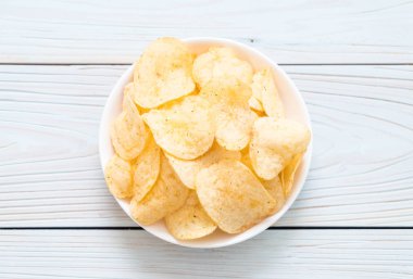 patates cipsi plaka üzerinde