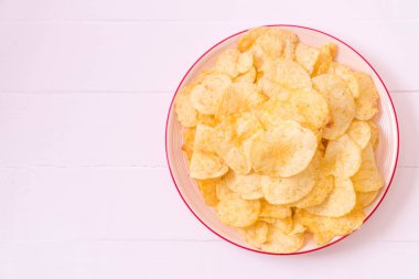 patates cipsi plaka üzerinde