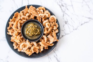 Kızarmış domuz eti rince ya da domuz eti aperatif Kuzey Tayland yeşil biber D ile