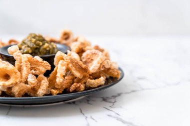 Kızarmış domuz eti rince ya da domuz eti aperatif Kuzey Tayland yeşil biber D ile