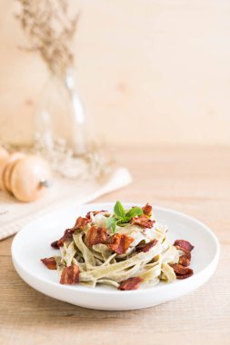 ıspanak fettuccine krem peynir beyaz sos ve pastırma ile