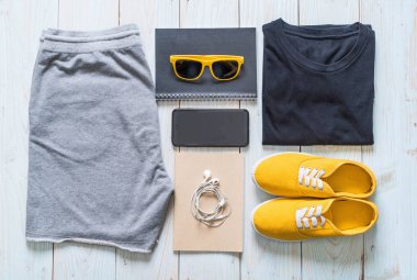 Gezgin, yaz tatili erkekler rahat kıyafetler