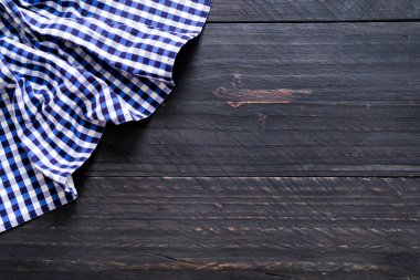 ahşap arka plan üzerinde mutfak bezi (peçete)
