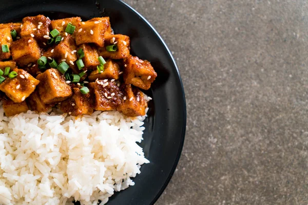 Revuelva el tofu frito con salsa picante sobre el arroz — Foto de Stock