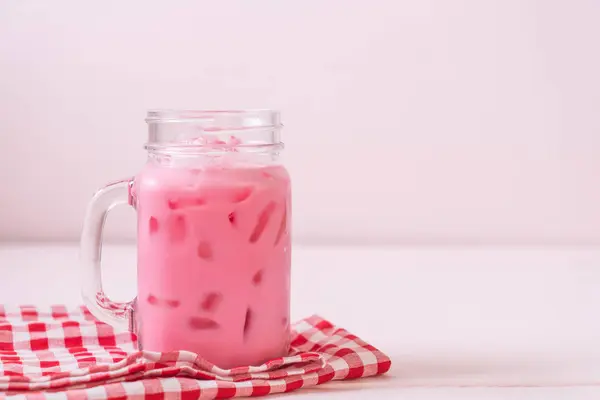 Розовый клубничный коктейль — стоковое фото