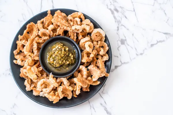 Kızarmış domuz eti rince ya da domuz eti aperatif Kuzey Tayland yeşil biber D ile