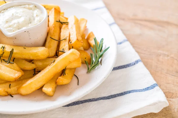 Batatas fritas com molho — Fotografia de Stock