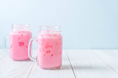 pembe çilek milkshake