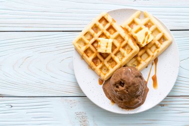 Çikolatalı dondurma waffle ile