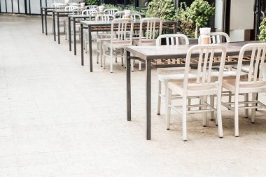 boş ahşap masa ve sandalye Açık Restoran