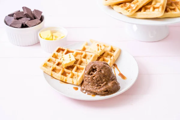 Chocolate ice-cream with waffle — Stock Photo, Image