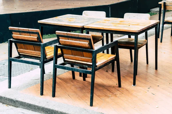 Mesa de madeira vazia e cadeira no restaurante ao ar livre — Fotografia de Stock