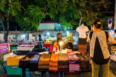 Chiang Mai, Tayland - 1 Ocak 2018: Gece seyahat turistler