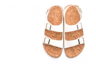 Beyaz arka plan üzerinde unisex deri sandalet