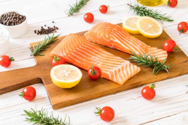 Limon domates Biberiye Biber ve tuz ile Çiğ somon fileto 