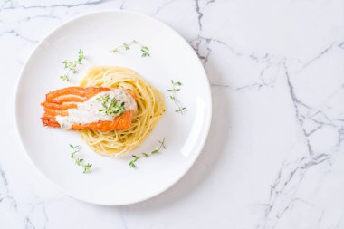 Kızarmış som balığı spagetti