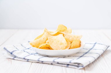 patates cipsi plaka üzerinde