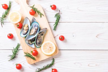 ahşap tahta üzerinde taze midye