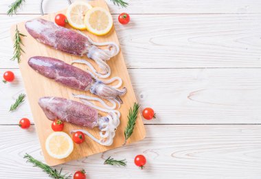 taze ahtapot veya mürekkep ahşap tahta üzerinde ham