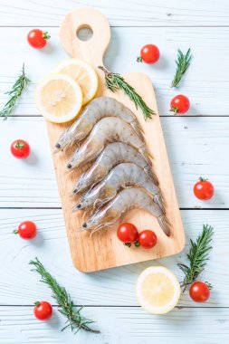 Tahtada çiğ karides ya da karides.