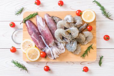 taze deniz ürünleri ham (karides, mürekkep) ahşap tahta üzerinde 