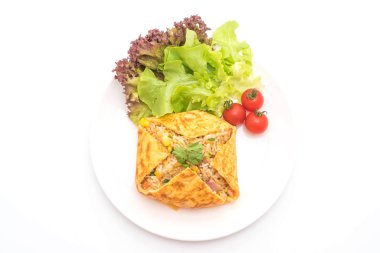 Bir omlet kaydırma aromalı Fried Rice