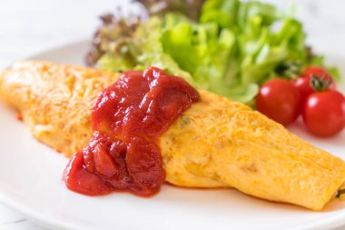 Bir omlet kaydırma aromalı Fried Rice