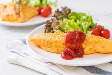 Bir omlet kaydırma aromalı Fried Rice