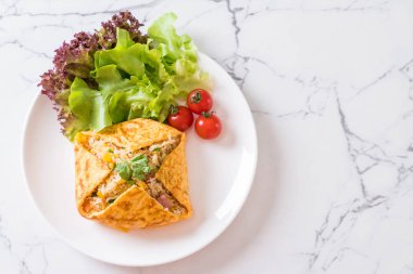 Bir omlet kaydırma aromalı Fried Rice