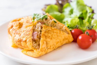 Bir omlet kaydırma aromalı Fried Rice