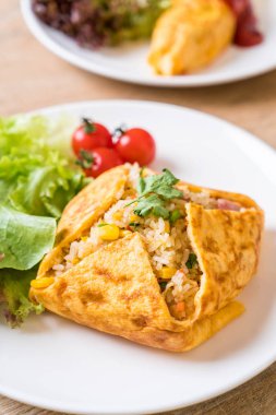 Bir omlet kaydırma aromalı Fried Rice