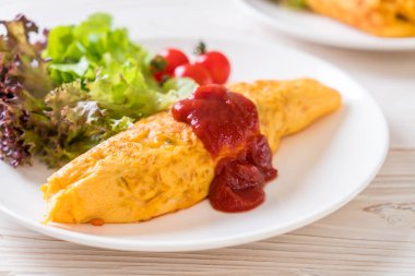 Bir omlet kaydırma aromalı Fried Rice