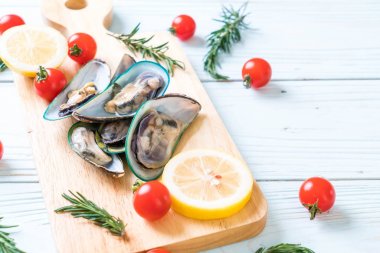 ahşap tahta üzerinde taze midye