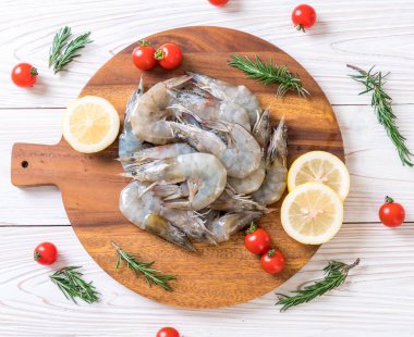 Tahtada çiğ karides ya da karides.