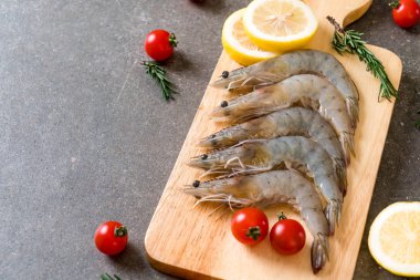 Tahtada çiğ karides ya da karides.