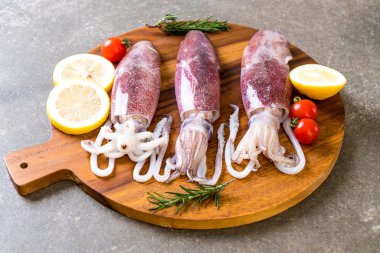 taze ahtapot veya mürekkep ahşap tahta üzerinde ham