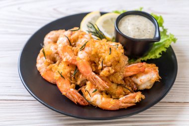 Soslu kızarmış karides.