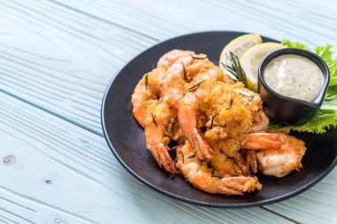 Soslu kızarmış karides.