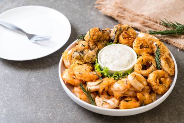 soslu kızarmış deniz ürünleri (mürekkep, karides, midye)