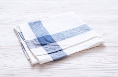 ahşap arka plan üzerinde mutfak bezi (peçete)