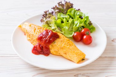 Bir omlet kaydırma aromalı Fried Rice