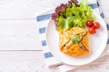 Bir omlet kaydırma aromalı Fried Rice