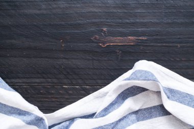 ahşap arka plan üzerinde mutfak bezi (peçete)