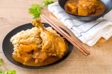 Şehriye ile tavuk Massaman köri hamur