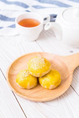 Çin böreği veya moon kek mung fasulye ezmesi ve tuz ile doldurulmuş